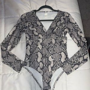 H&M snake print long sleeve body suit ( size small)